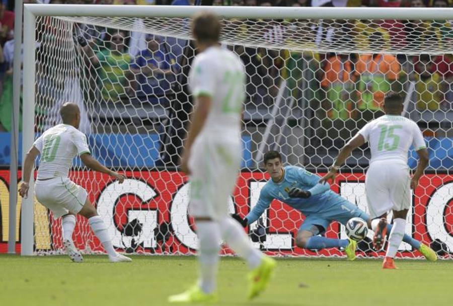 17 giugno 2014. A Belo Horizonte  Sofiane Fegouli, 23 anni, realizza un rigore storico per l&#39;Algeria. E&#39; il ritorno al gol dopo 28 anni per le Volpi del deserto in un Mondiale. Ap